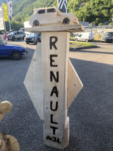Sculpture du logo Renault losange terminée, posée sur une palette de transport en bois au milieu des copeaux.