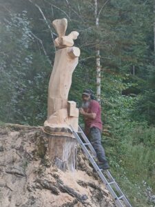 Avancée de la sculpture en bois représentant une œuvre monumentale en plein air.