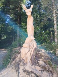 Sculpture sur bois monumentale presque terminée, réalisée à la tronçonneuse par "Les Créations de l'Ours".