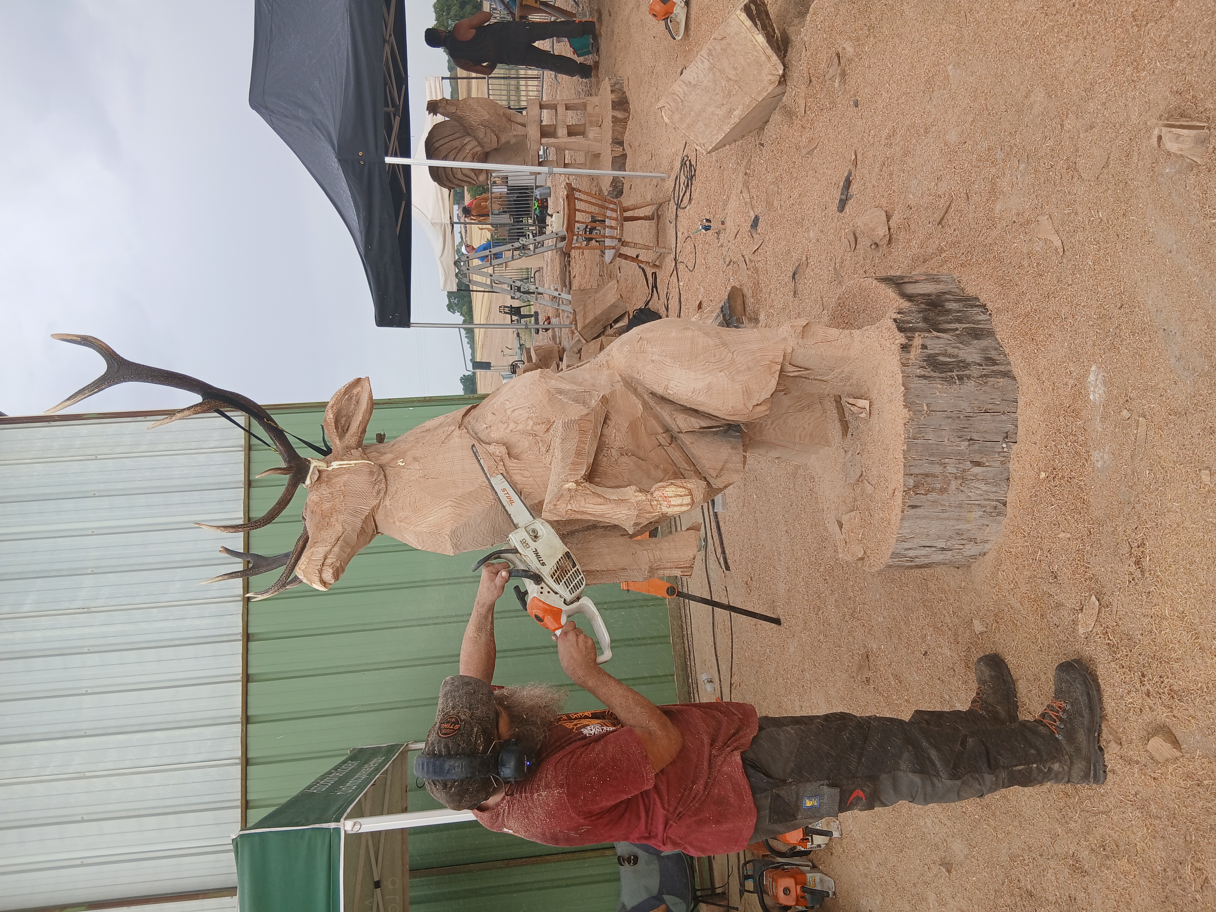 Sébastien Steffen effectuant les coupes de finition sur les flancs de la sculpture du cerf.