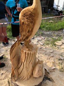 Sculpture sur bois d'un autre oiseau au long cou, de profil, montrant la finesse des contours et la texture du plumage sculpté par Sébastien Steffen.