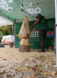 Évolution d'une pièce sculptée sous le chapiteau de "Les Créations de l'Ours" en Haute-Savoie.