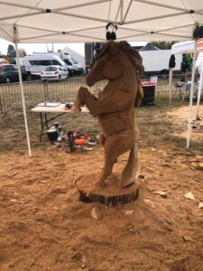 Chantier et exposition de sculptures en bois en extérieur lors de la féria made in Mauges